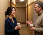 Abondement CPF employeur — salarié et manager discutant d'un projet de formation en langues